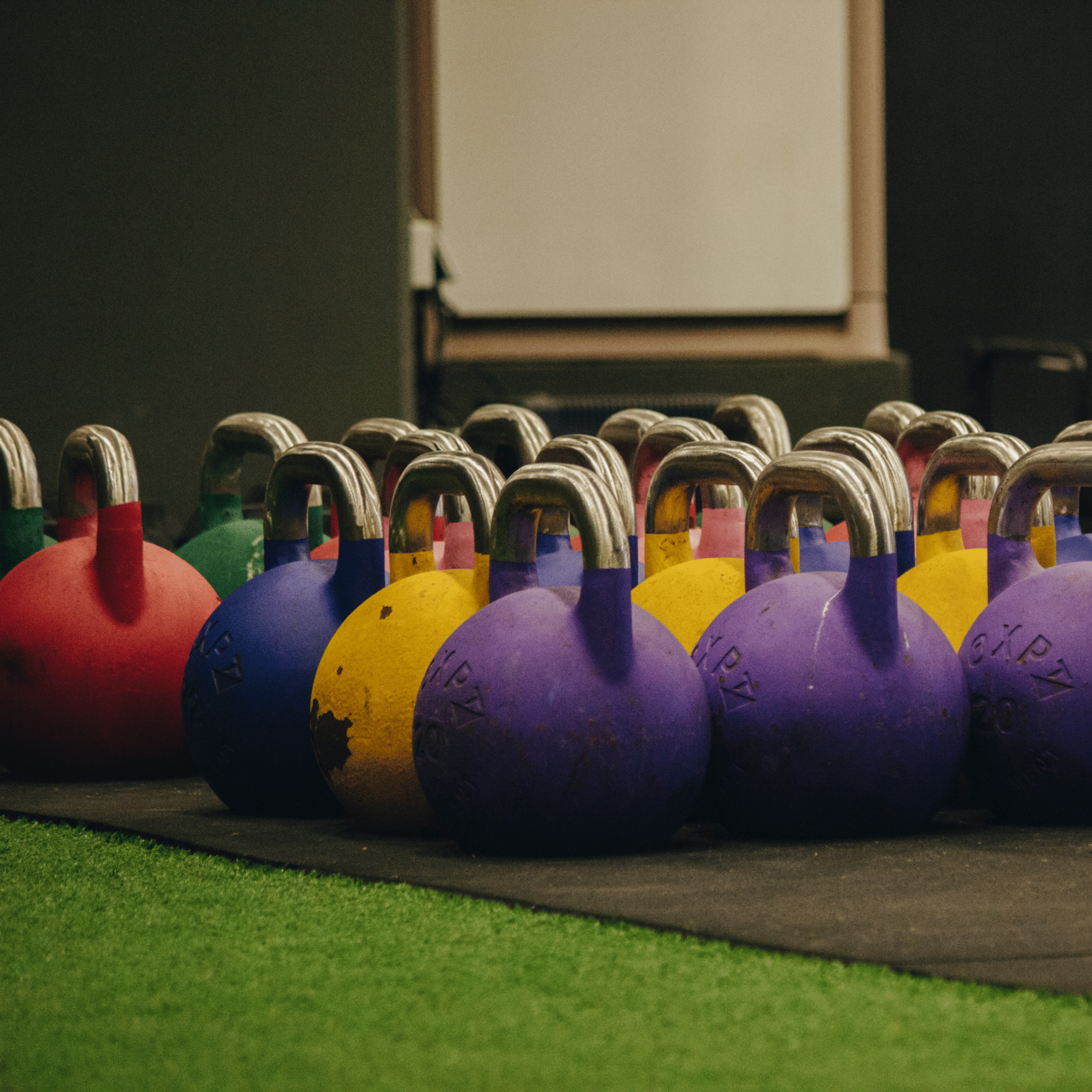 kettlebell med kunstgræs underlag - Kunstgræs Danmark leverer kunstgræs model crossfit og fitness